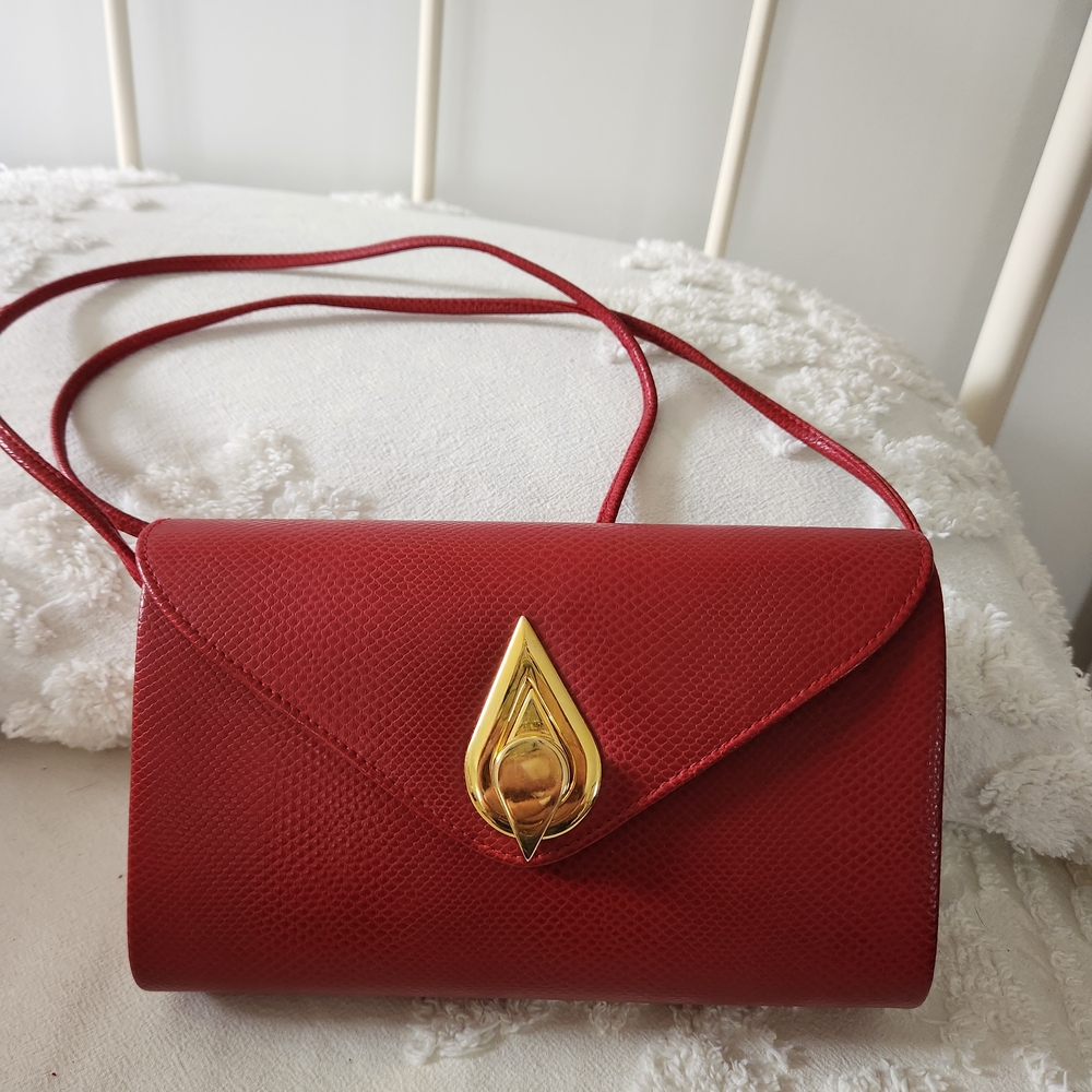 Ande Red Envelope Crossbody with Gold Teardrop Clasp.  Vintage 1980 Shell Design